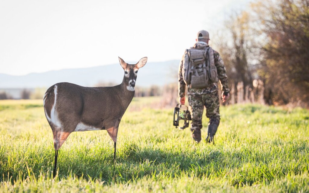 Here you can see part of our TipUp stand, which allows you to put a decoy flat on the ground so that it is out of sight.